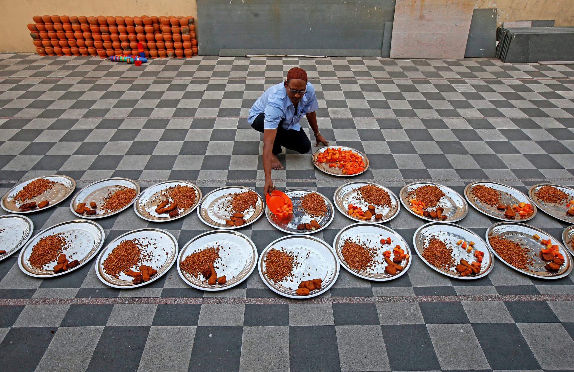 قصة مصورة: رمضان.. صلوات وذكر وموائد عامرة