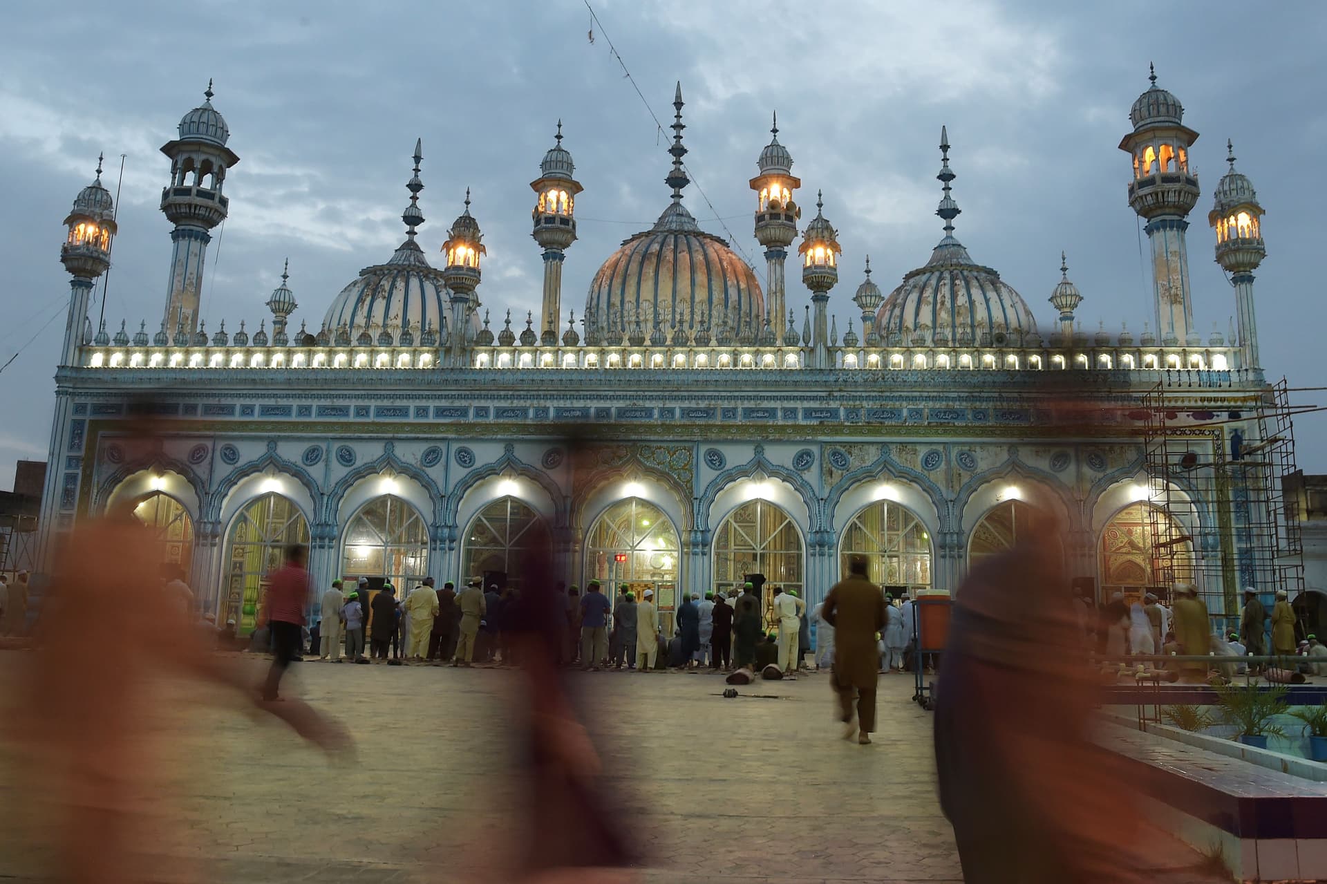 قصة مصورة: رمضان.. صلوات وذكر وموائد عامرة