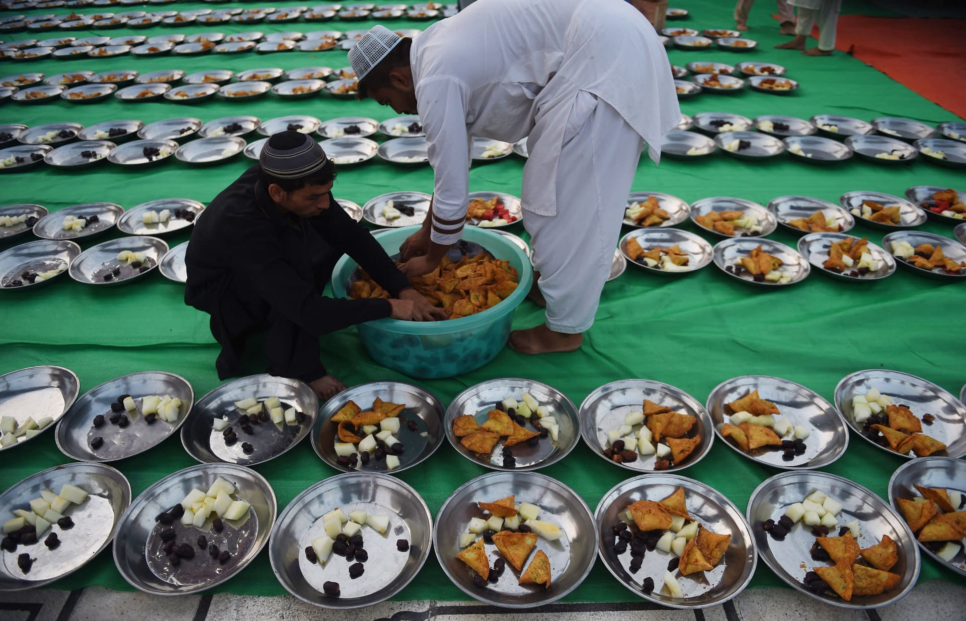 قصة مصورة: رمضان.. صلوات وذكر وموائد عامرة