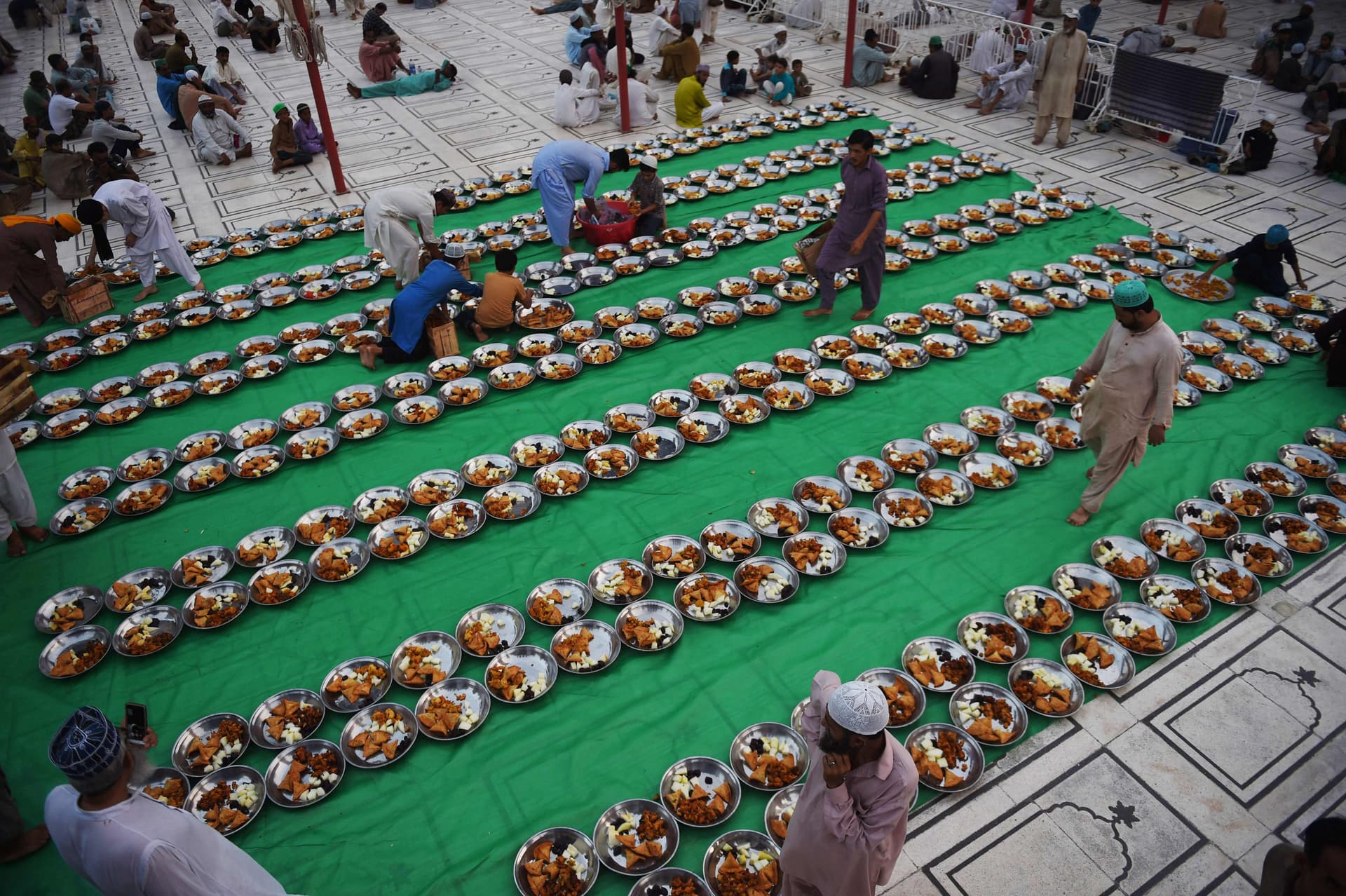 قصة مصورة: رمضان.. صلوات وذكر وموائد عامرة