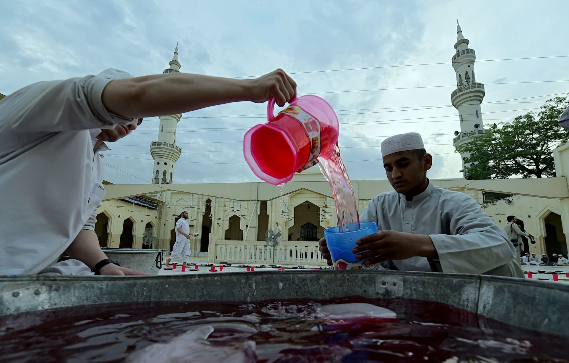 قصة مصورة: رمضان.. صلوات وذكر وموائد عامرة