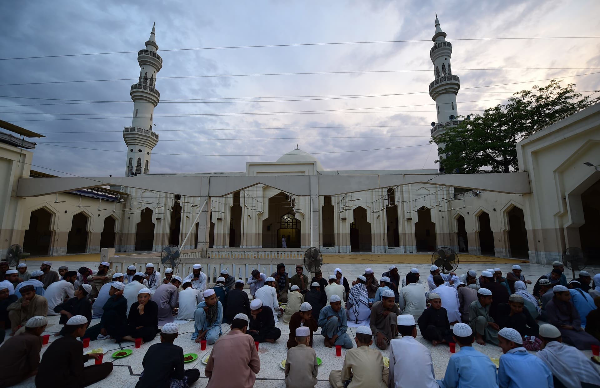قصة مصورة: رمضان.. صلوات وذكر وموائد عامرة