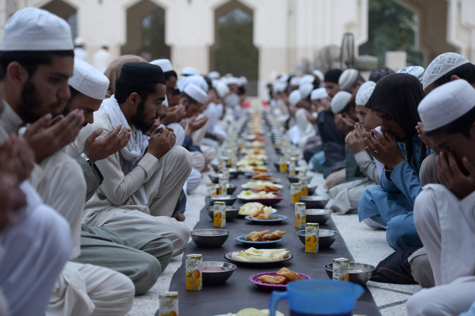 قصة مصورة: رمضان.. صلوات وذكر وموائد عامرة
