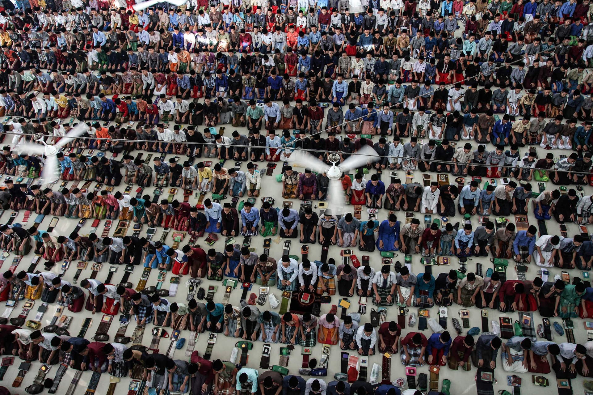 قصة مصورة: رمضان.. صلوات وذكر وموائد عامرة
