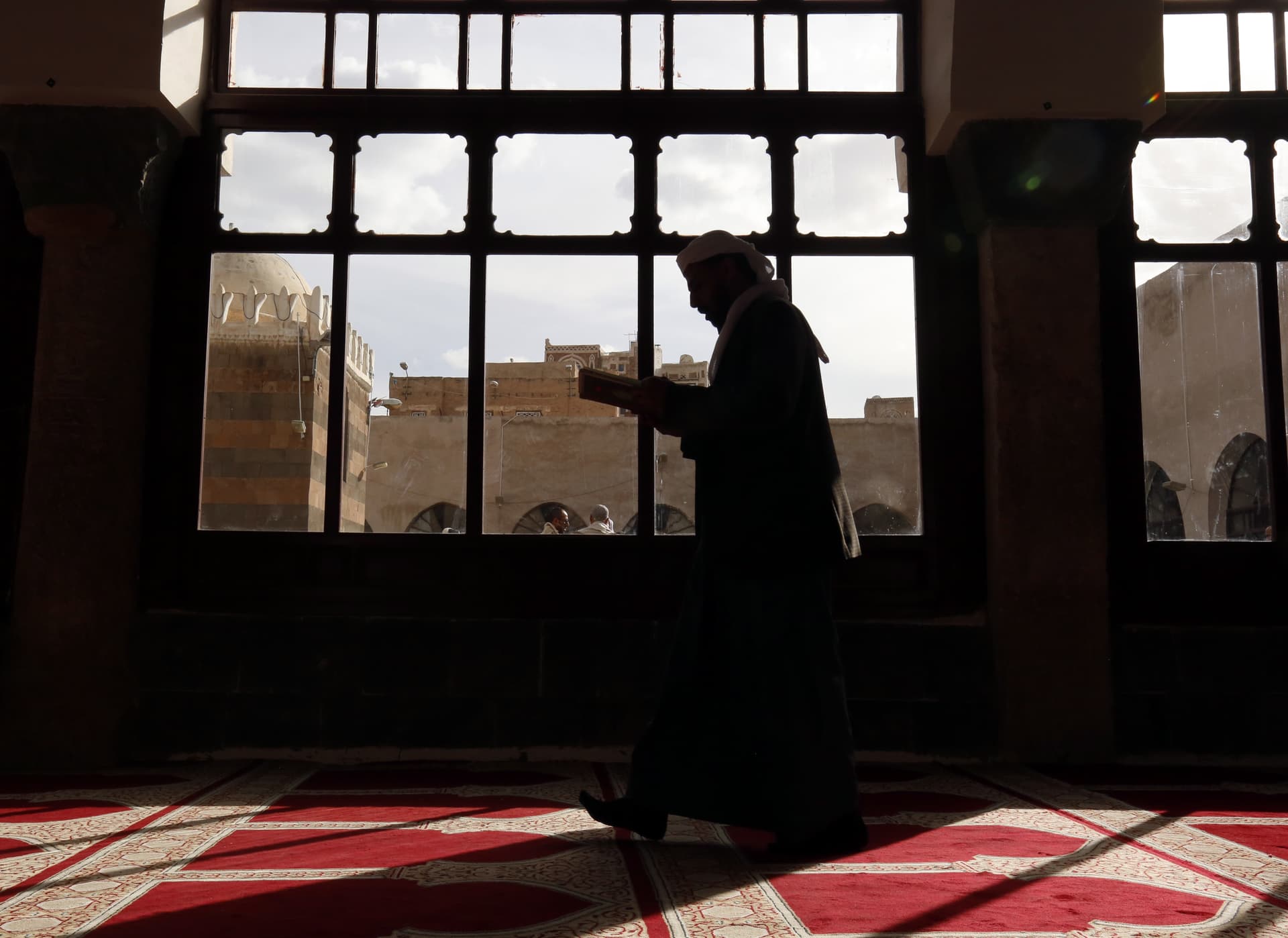 قصة مصورة: رمضان.. صلوات وذكر وموائد عامرة
