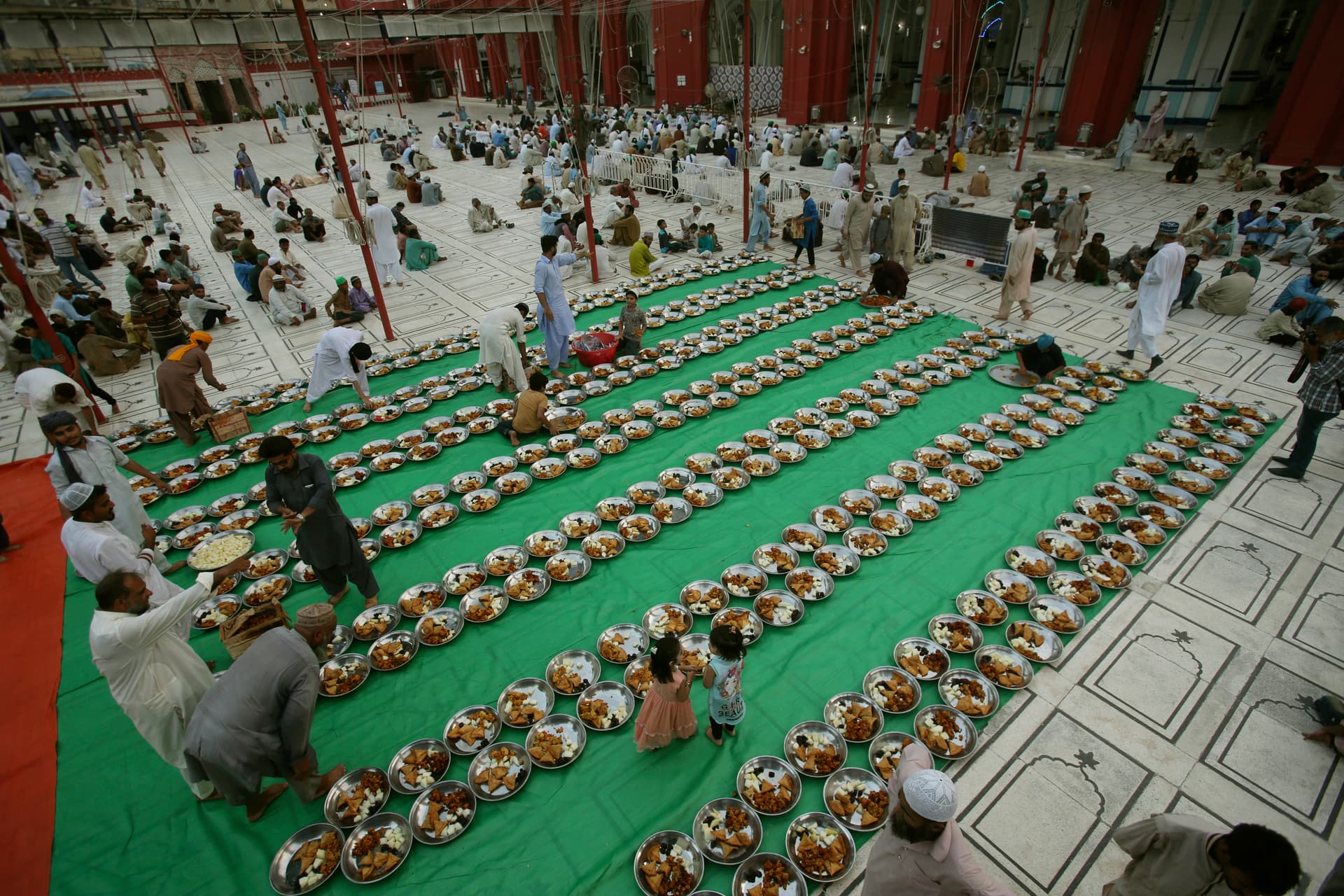 قصة مصورة: رمضان.. صلوات وذكر وموائد عامرة