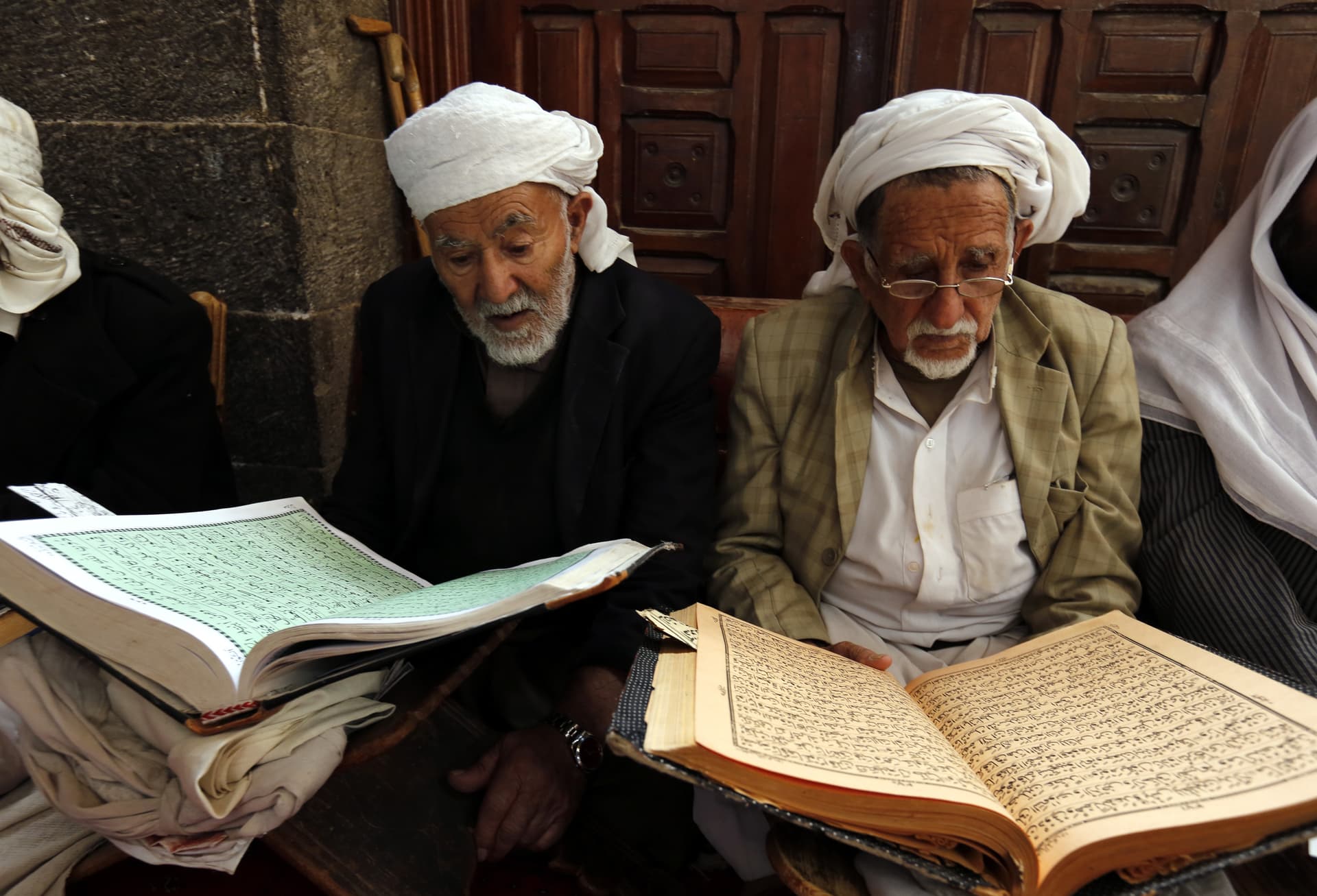 قصة مصورة: رمضان.. صلوات وذكر وموائد عامرة