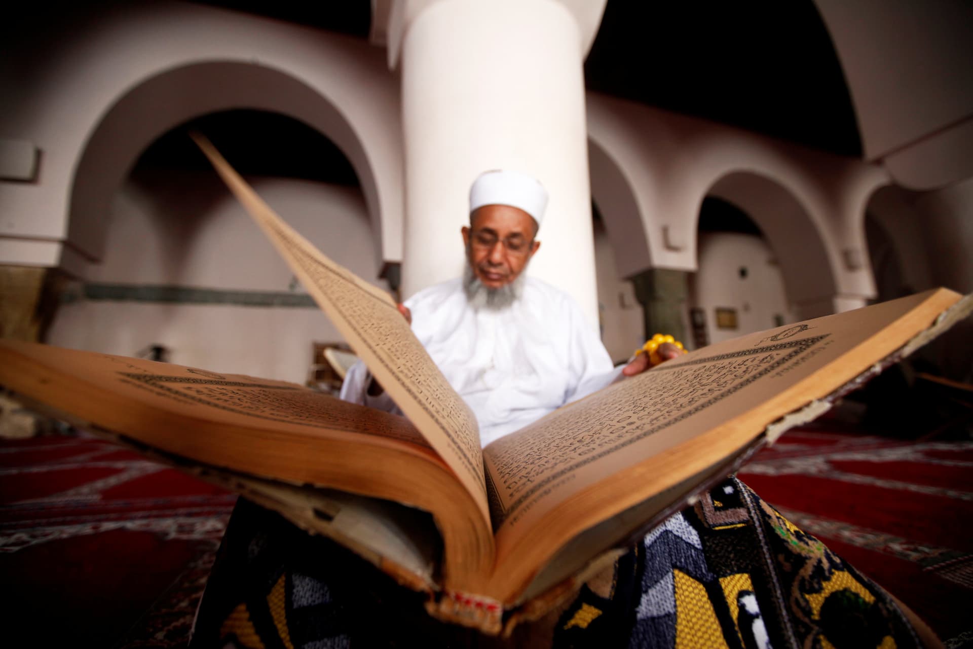 قصة مصورة: رمضان.. صلوات وذكر وموائد عامرة