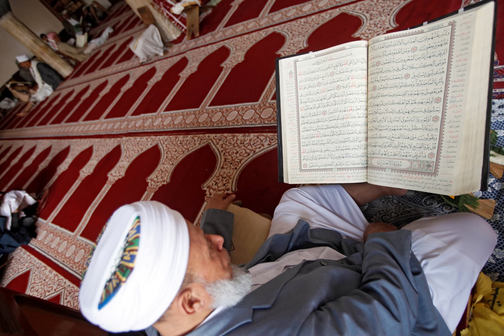 قصة مصورة: رمضان.. صلوات وذكر وموائد عامرة