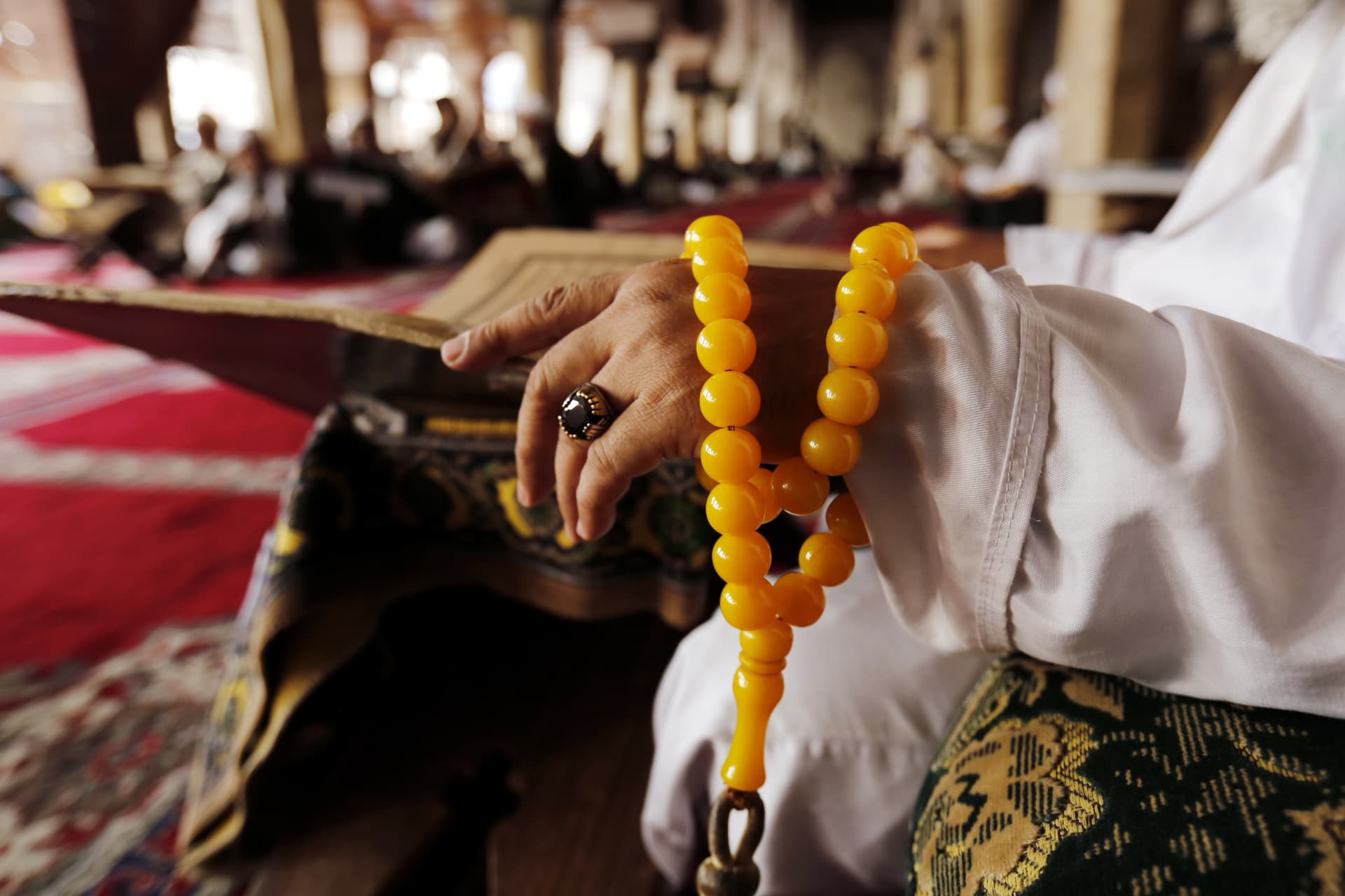 قصة مصورة: رمضان.. صلوات وذكر وموائد عامرة