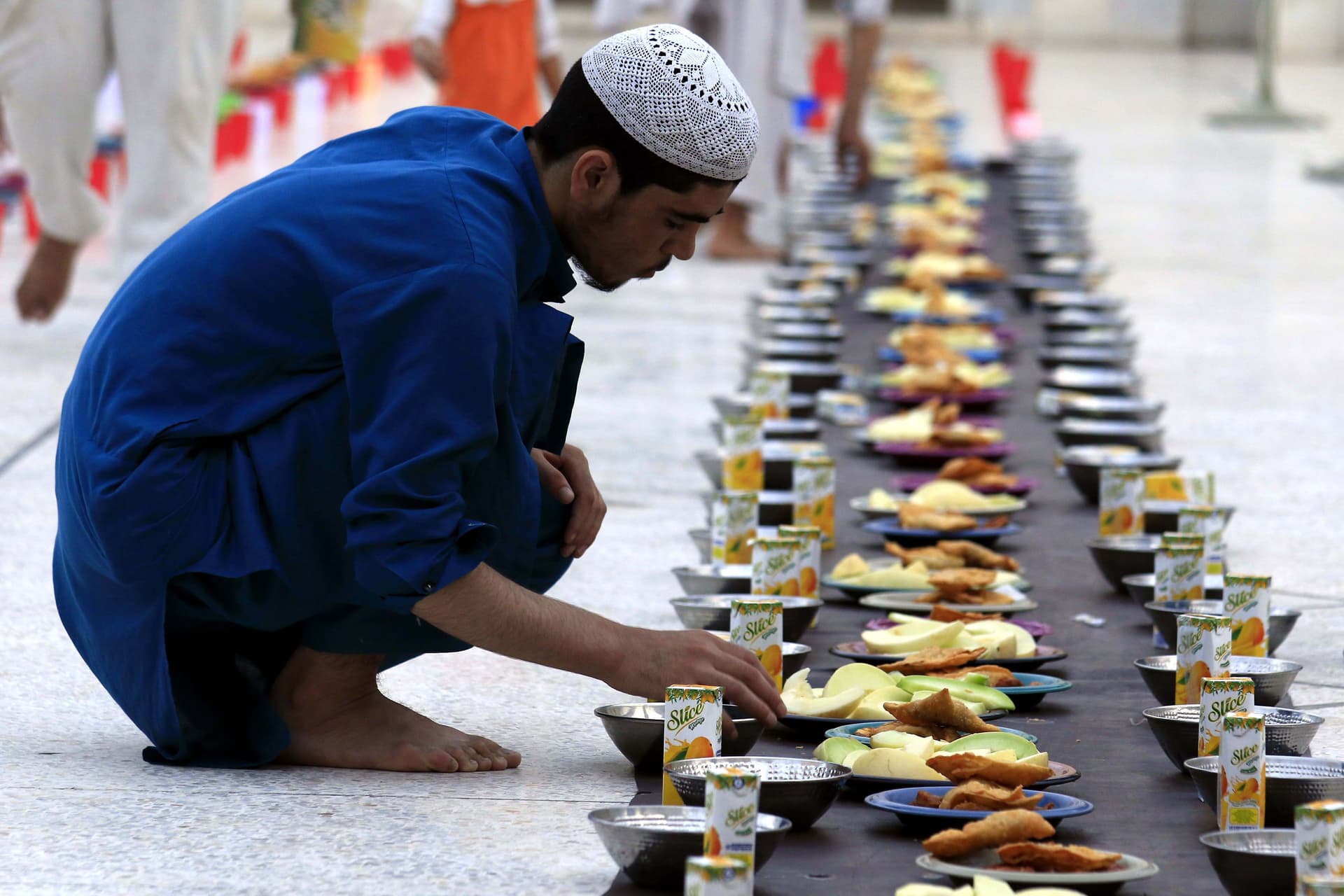 قصة مصورة: رمضان.. صلوات وذكر وموائد عامرة