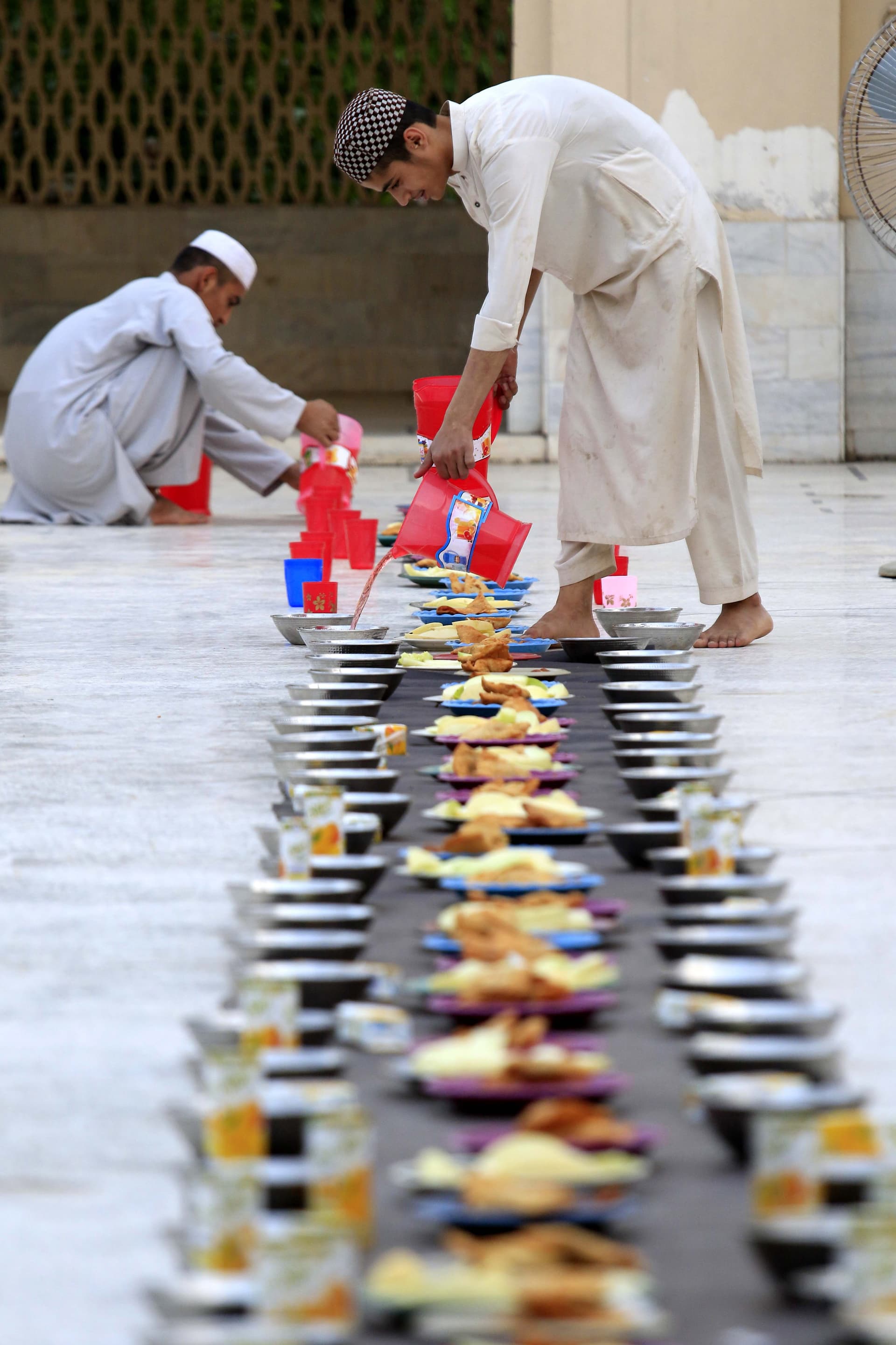 قصة مصورة: رمضان.. صلوات وذكر وموائد عامرة