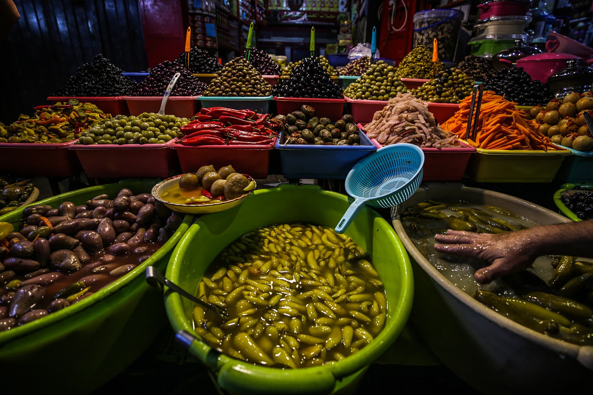قصة مصورة: رمضان.. صلوات وذكر وموائد عامرة