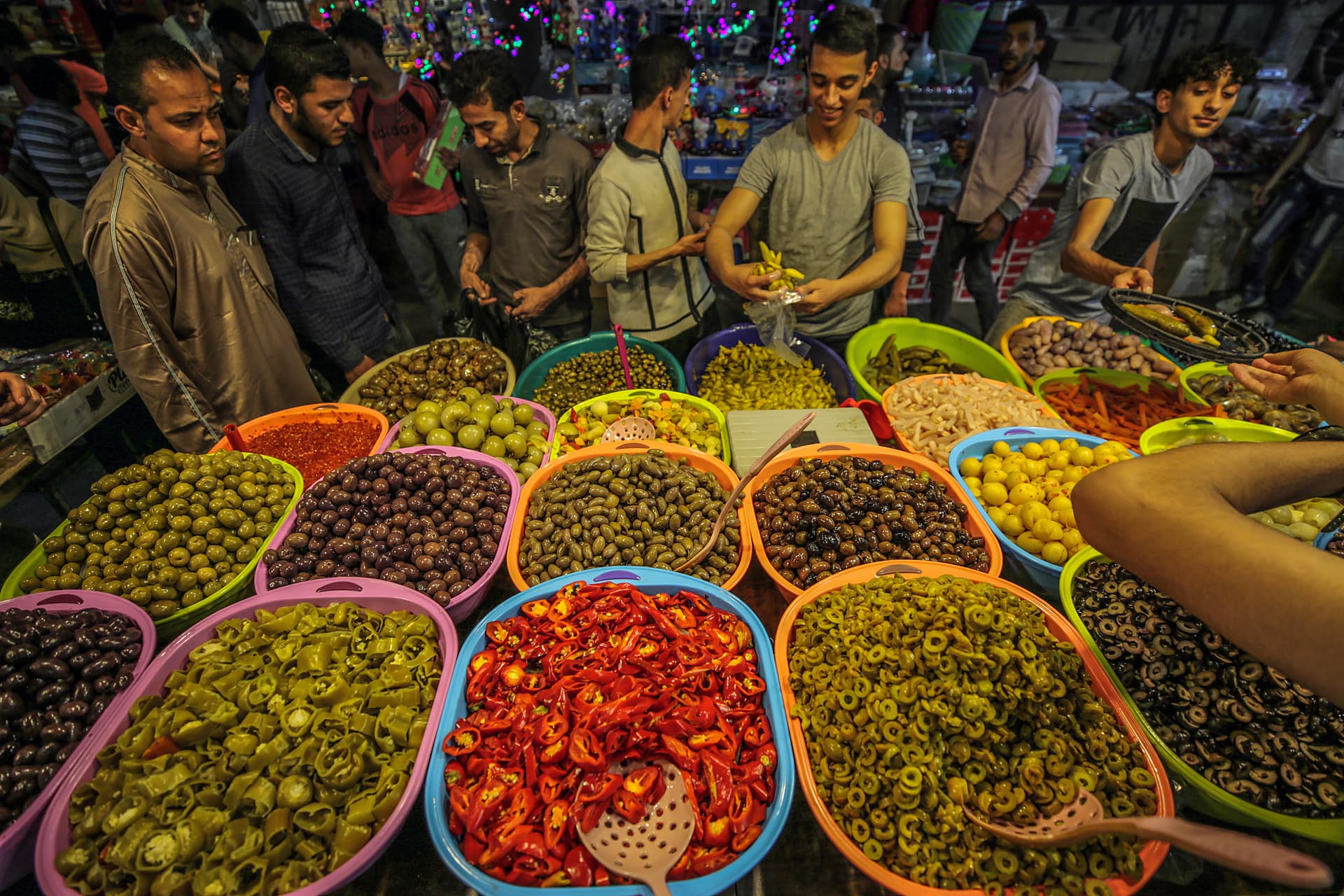 قصة مصورة: رمضان.. صلوات وذكر وموائد عامرة