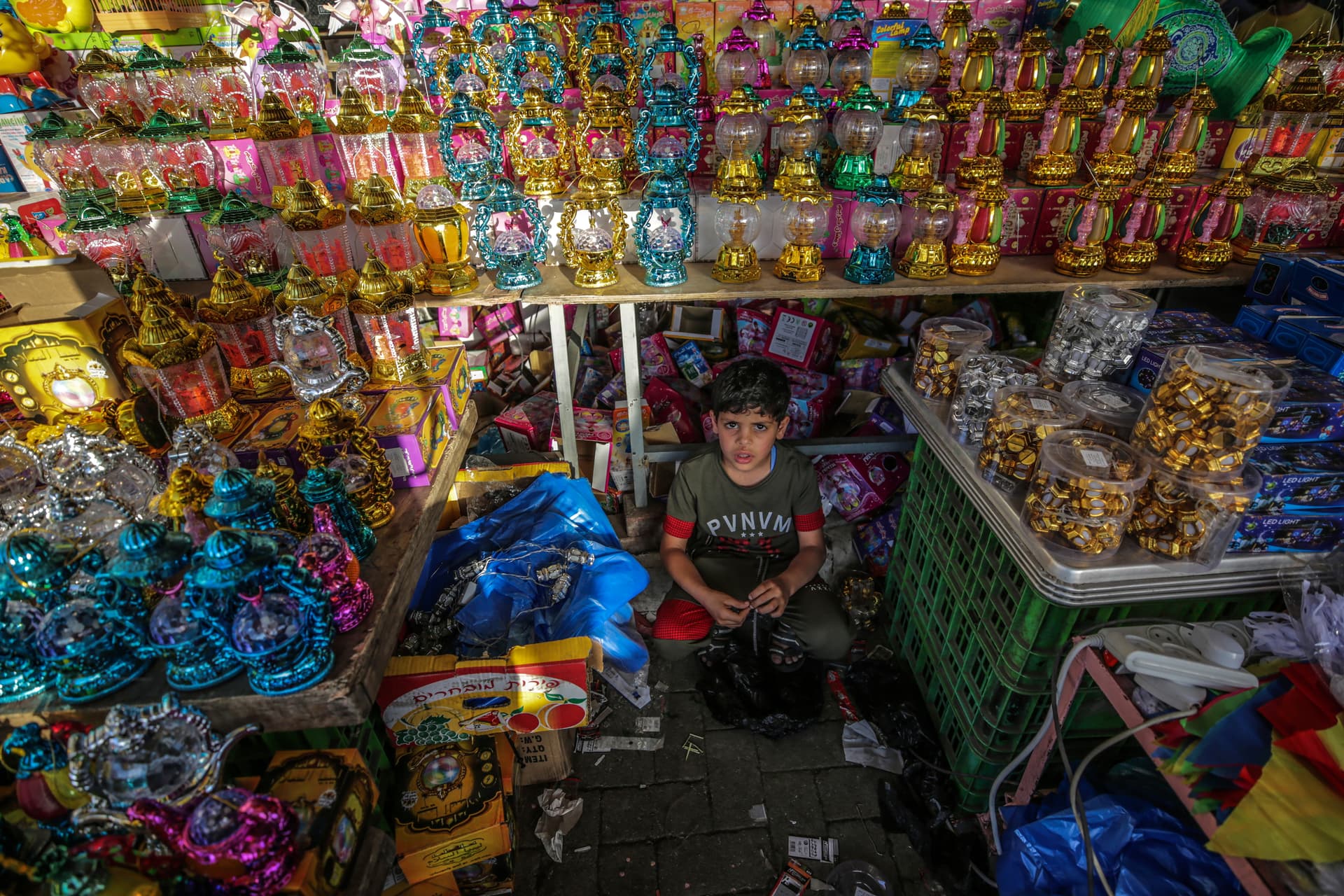 قصة مصورة: رمضان.. صلوات وذكر وموائد عامرة