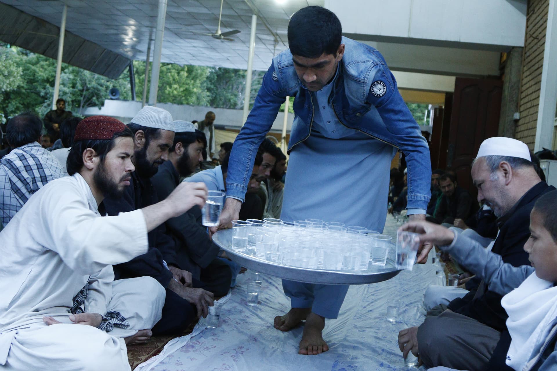 قصة مصورة: رمضان.. صلوات وذكر وموائد عامرة