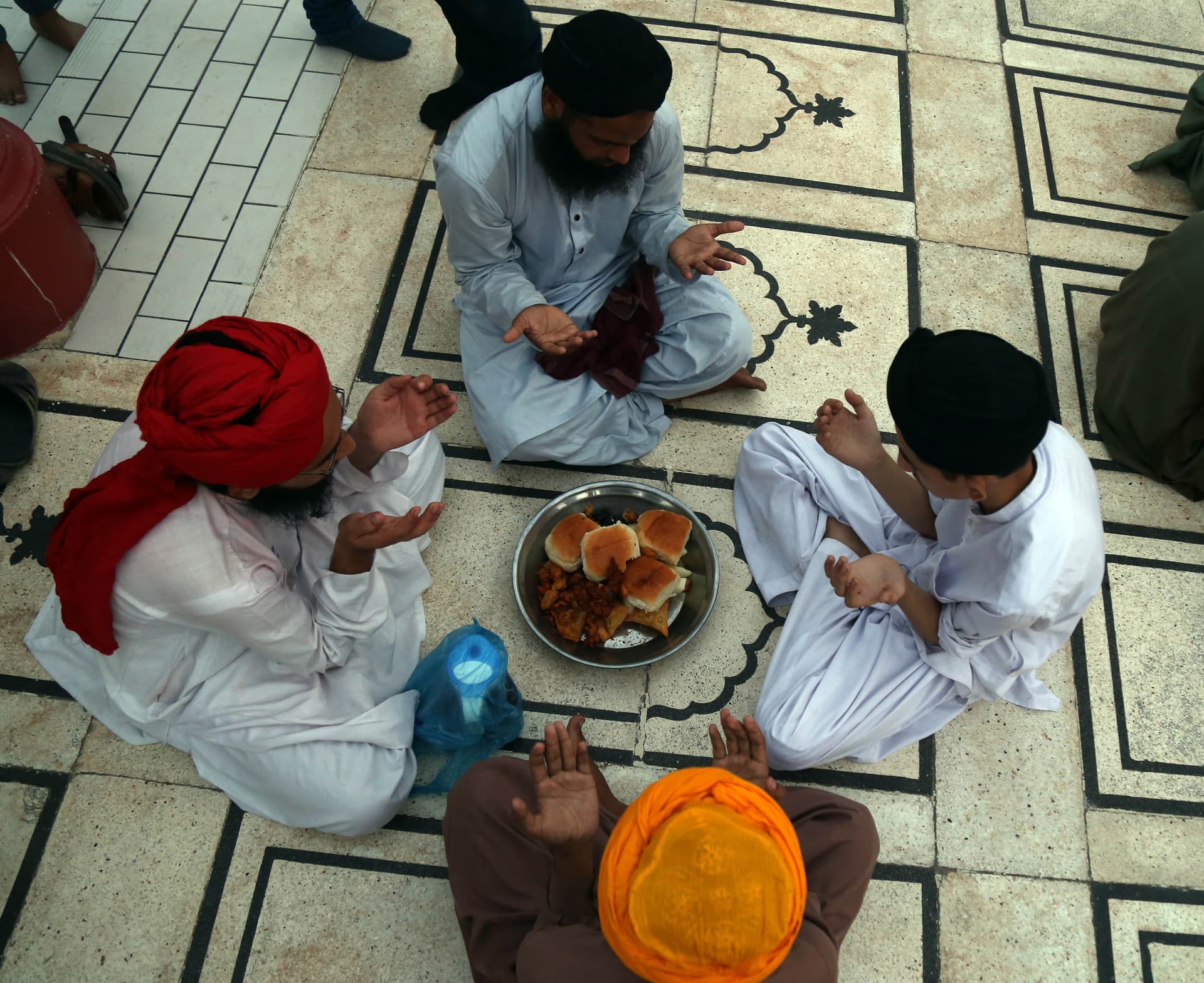 قصة مصورة: رمضان.. صلوات وذكر وموائد عامرة