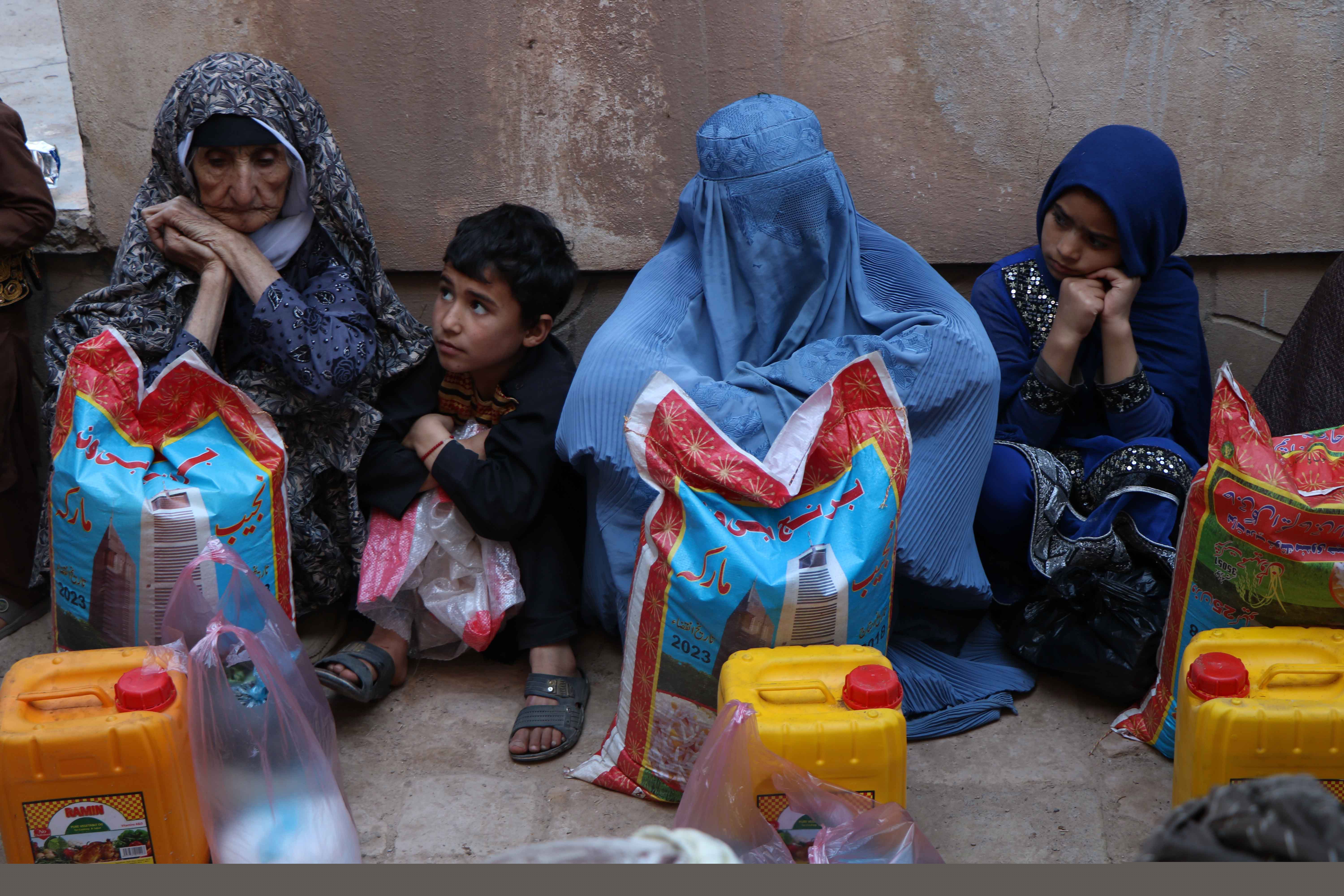 قصة مصورة: رمضان.. صلوات وذكر وموائد عامرة