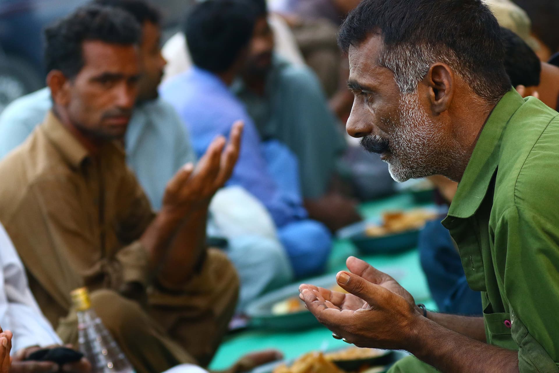 قصة مصورة: رمضان.. صلوات وذكر وموائد عامرة