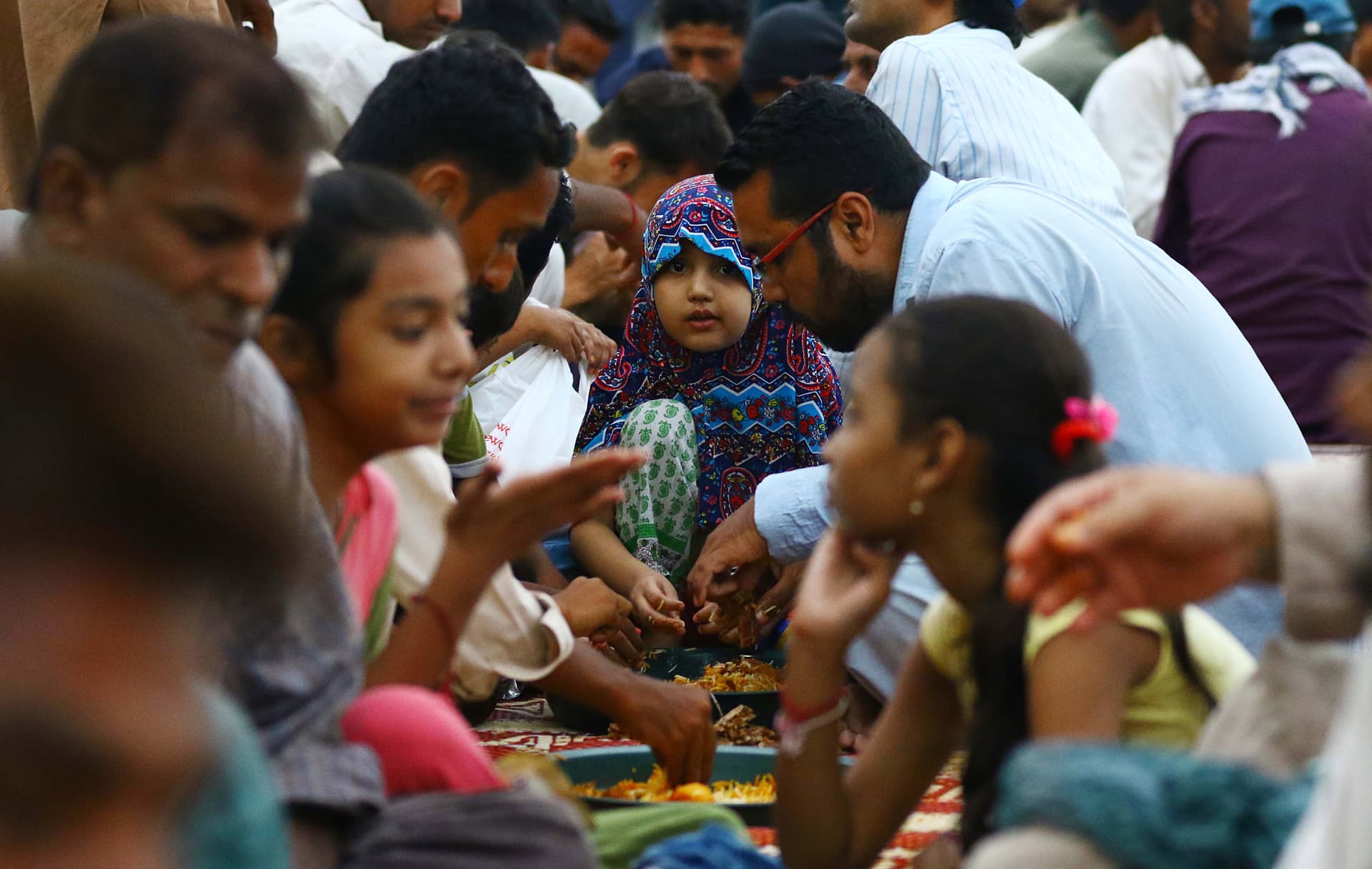 قصة مصورة: رمضان.. صلوات وذكر وموائد عامرة