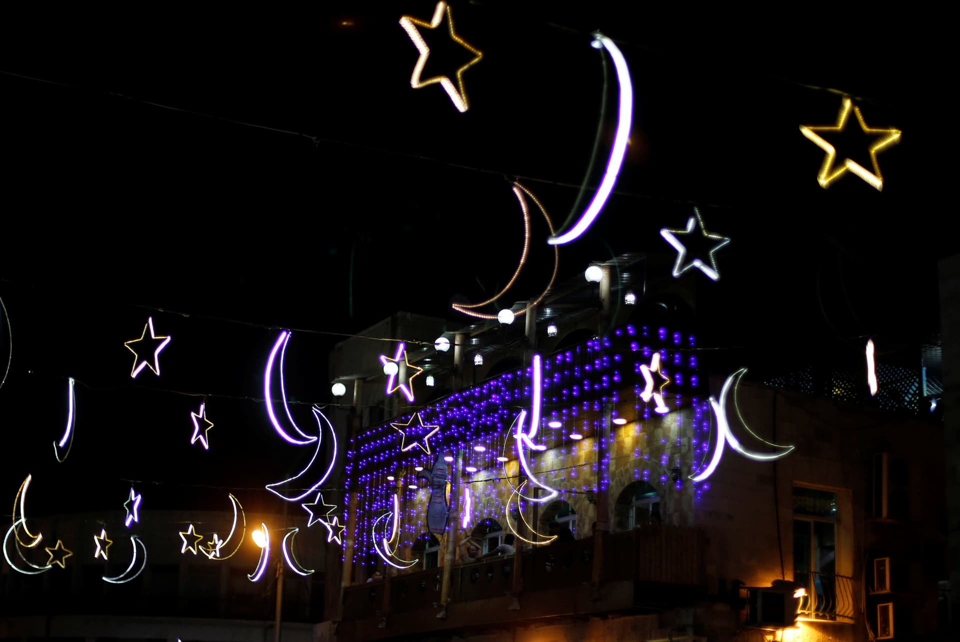 قصة مصورة: رمضان.. صلوات وذكر وموائد عامرة