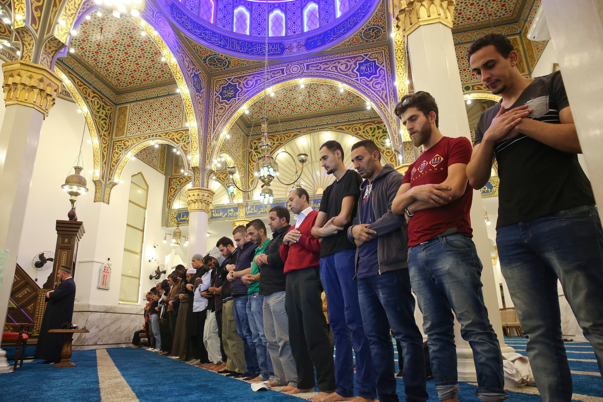 قصة مصورة: رمضان.. صلوات وذكر وموائد عامرة