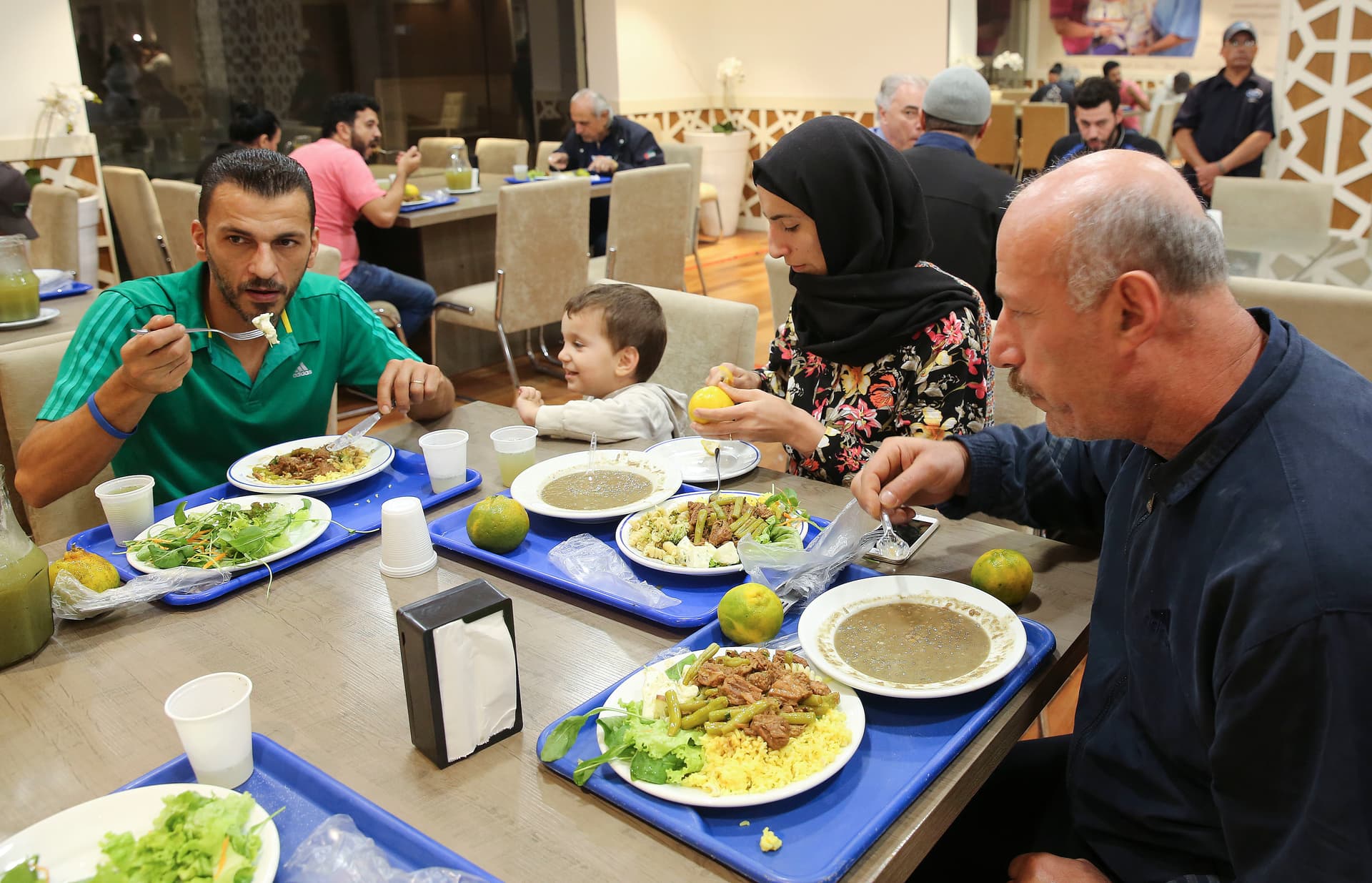 قصة مصورة: رمضان.. صلوات وذكر وموائد عامرة