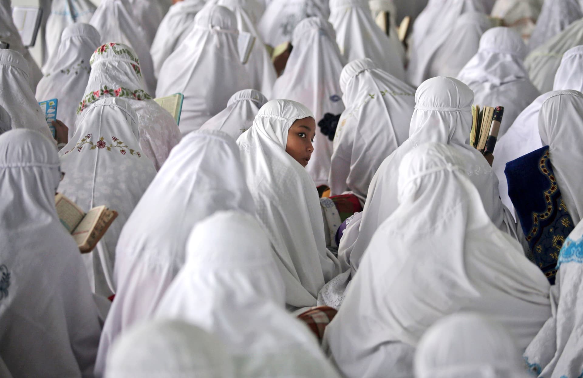 قصة مصورة: رمضان.. صلوات وذكر وموائد عامرة