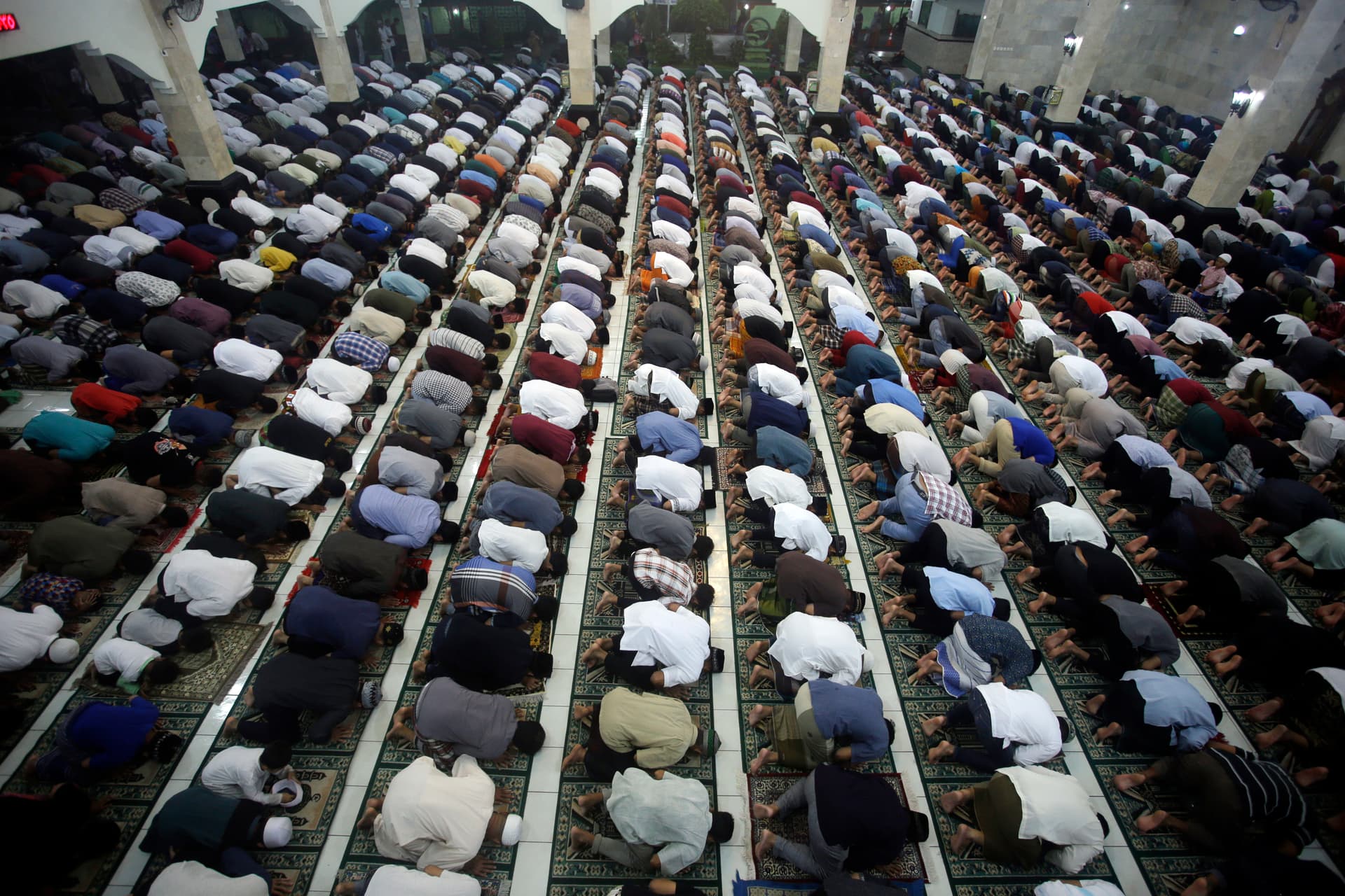 قصة مصورة: رمضان.. صلوات وذكر وموائد عامرة