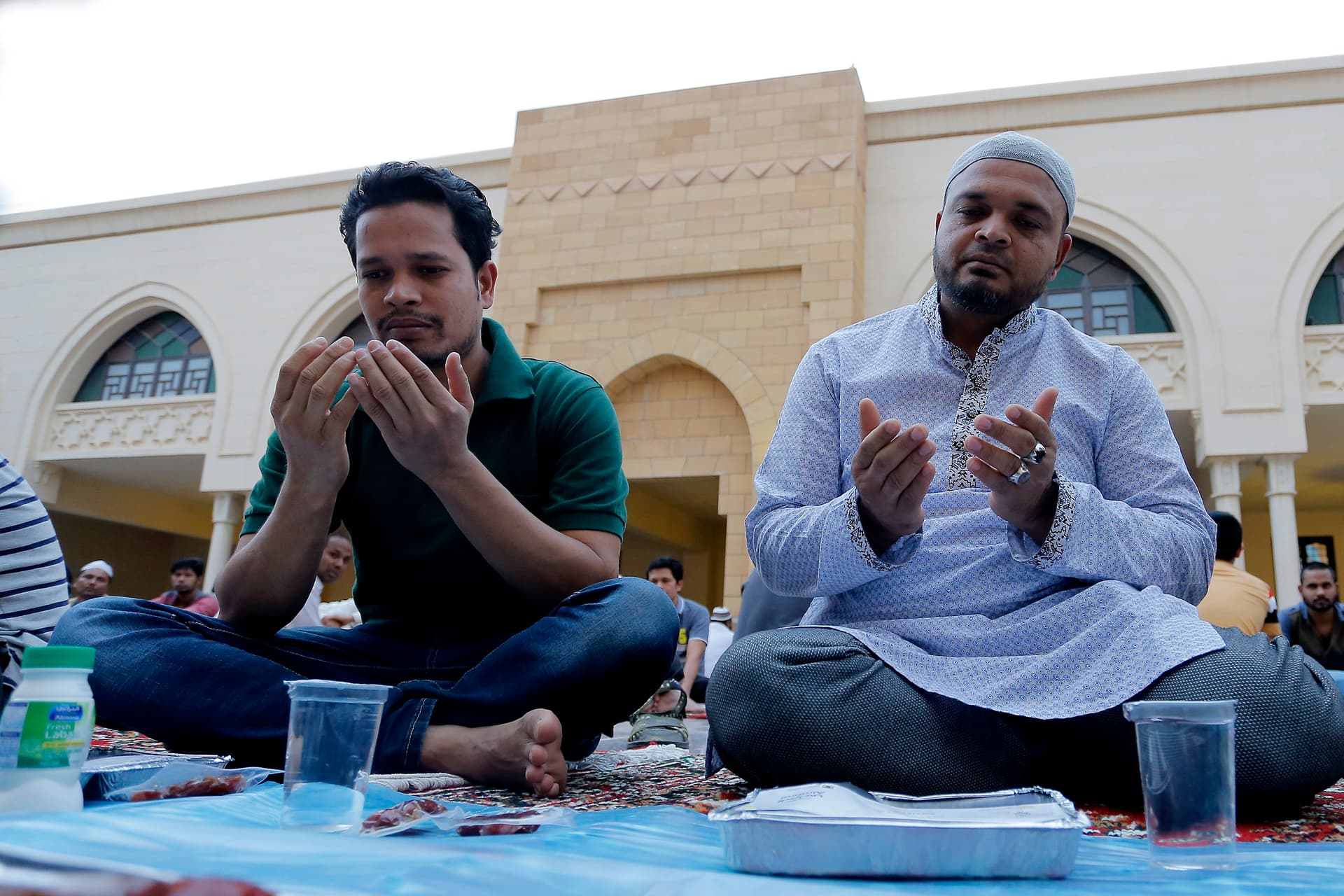 قصة مصورة: رمضان.. صلوات وذكر وموائد عامرة