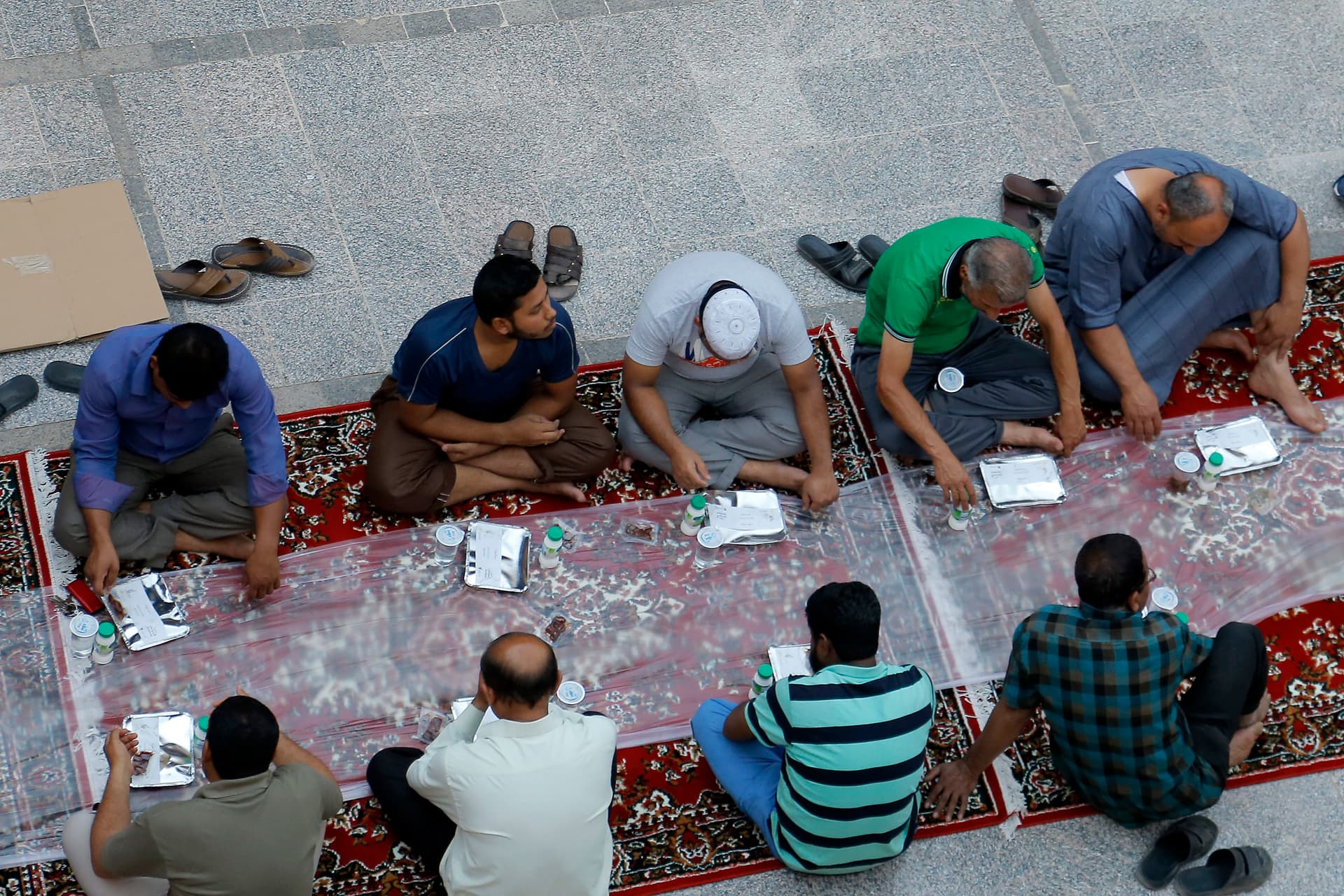 قصة مصورة: رمضان.. صلوات وذكر وموائد عامرة