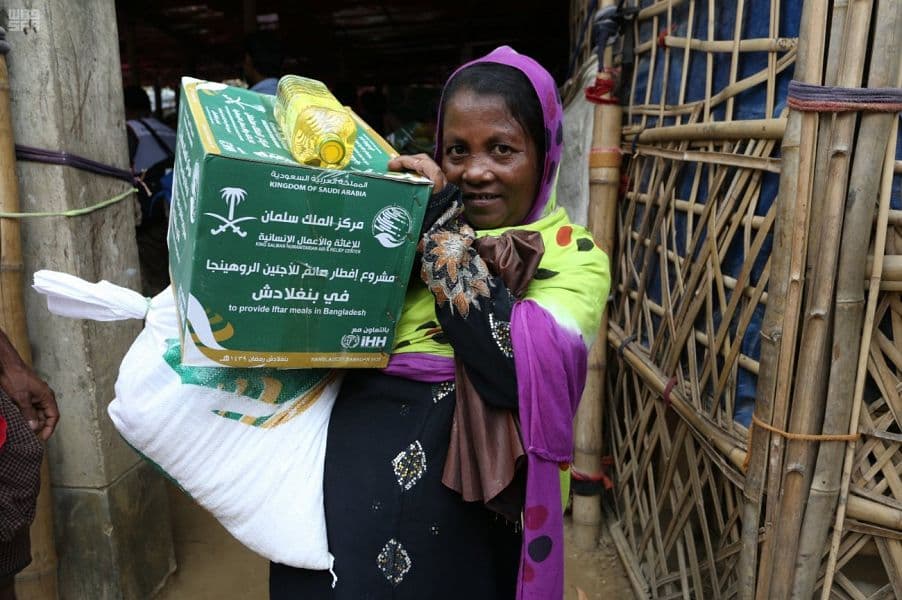 مركز الملك سلمان للإغاثة يواصل توزيع سلال غذائية للاجئين الروهينجا في بنغلاديش