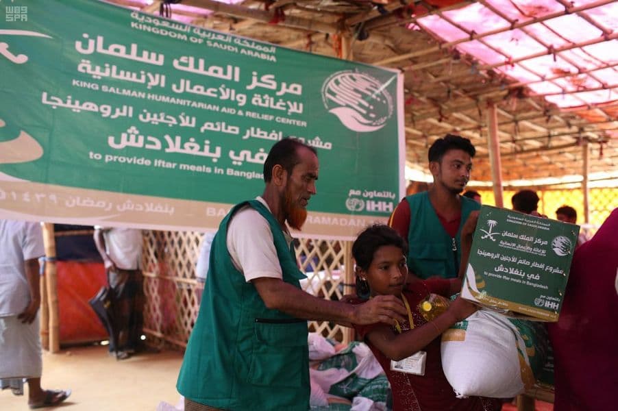 مركز الملك سلمان للإغاثة يواصل توزيع سلال غذائية للاجئين الروهينجا في بنغلاديش