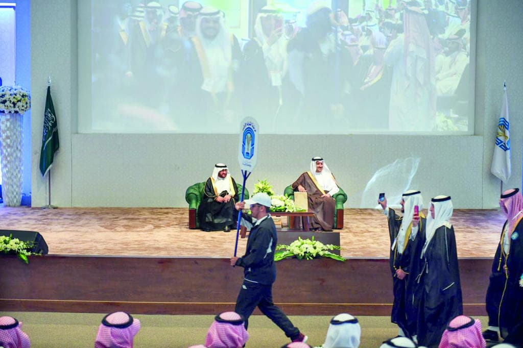 أمير المدينة المنورة: توفير فرص عمل للخريجين مهمة القطاعين العام والخاص