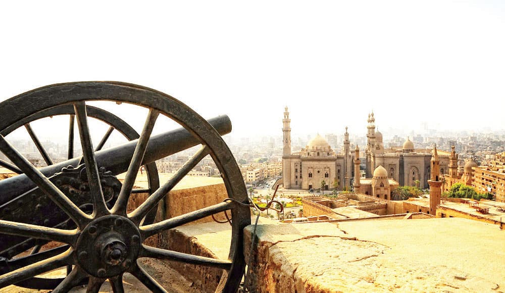 مدفع يطل على مسجد السلطان حسن.