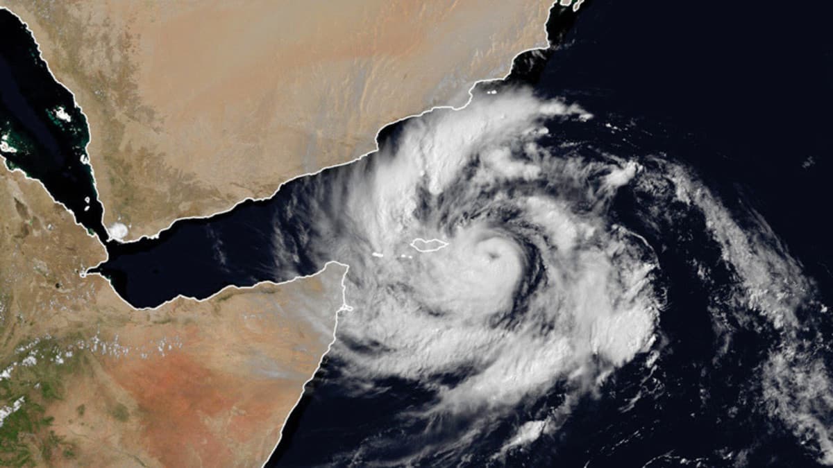 عُمان تمدد إغلاق مطار صلالة حتى الغد بسبب إعصار مكونو