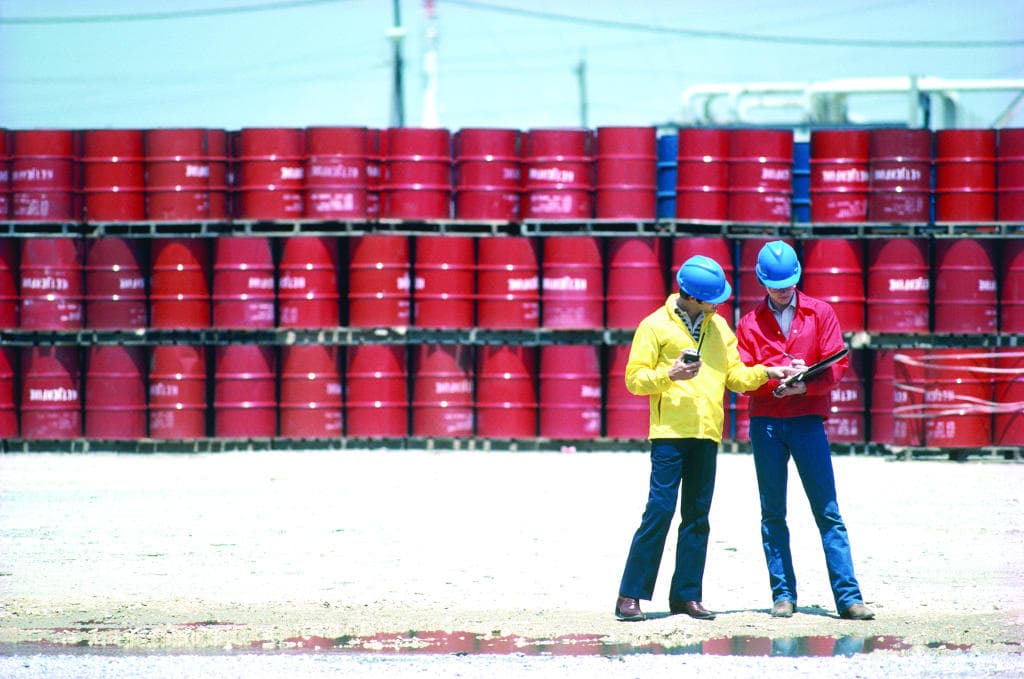 النفط يقفز إلى أعلى مستوى منذ نوفمبر 2014 .. ونمو المخزونات يكبح المكاسب