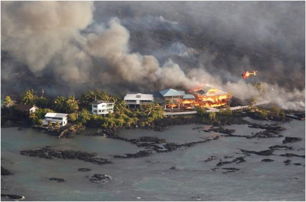 الحمم البركانية تطمر منطقتين سكنيتين في هاواي