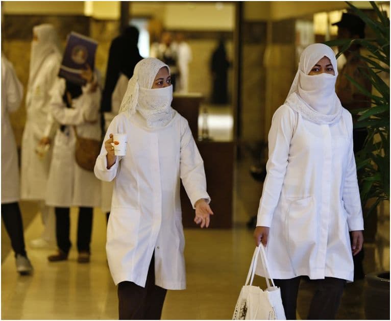 41 % من العاملين في القطاع الصحي الحكومي أجانب .. بلغوا 126 ألفا