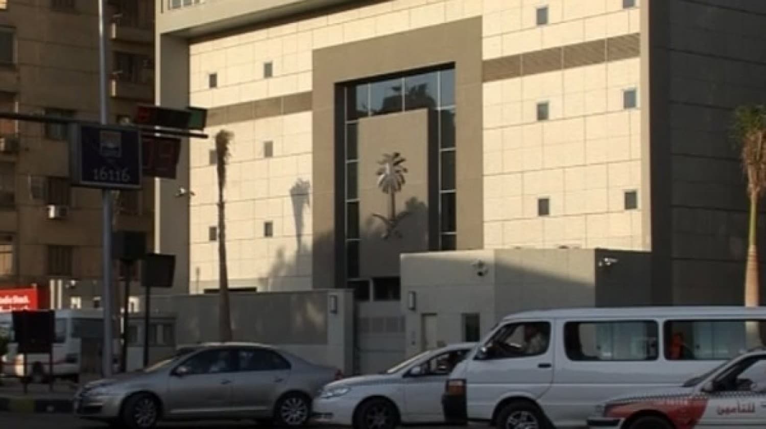 السفارة السعودية في مصر تنفي مسؤوليتها عن رسالة تحذر من عصابات تبتز السعوديات عبر مواقع التواصل