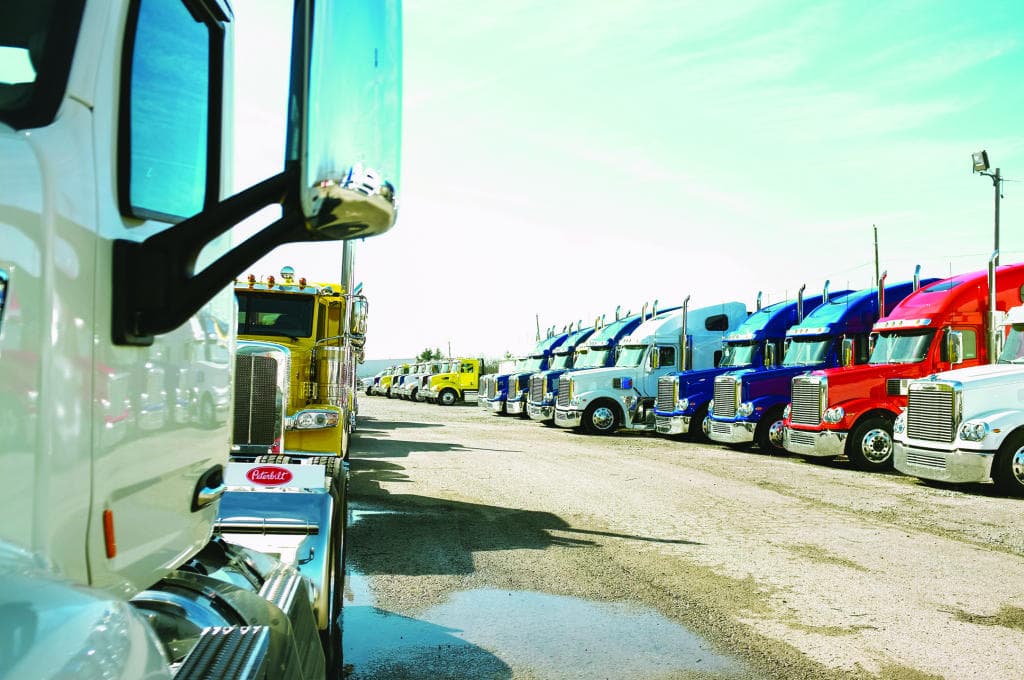 نقص السائقين يفرمل اقتصاد أمريكا .. فتّش عن المهاجرين