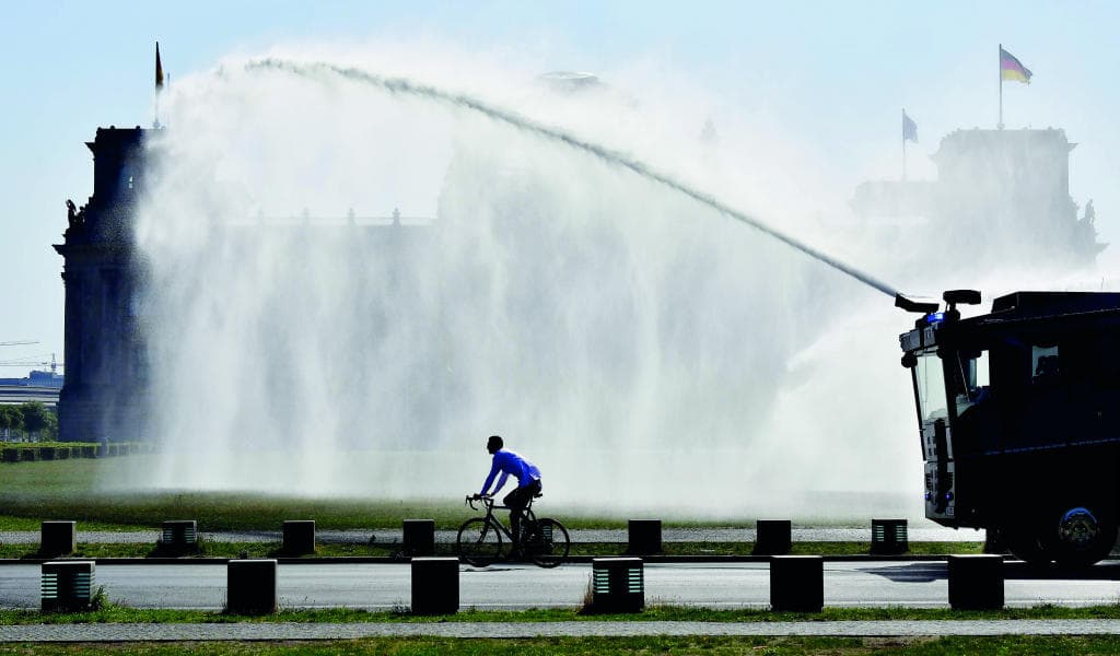 شرطة برلين ترش المياه على حديقة عامة للمساعدة على تلطيف الجو