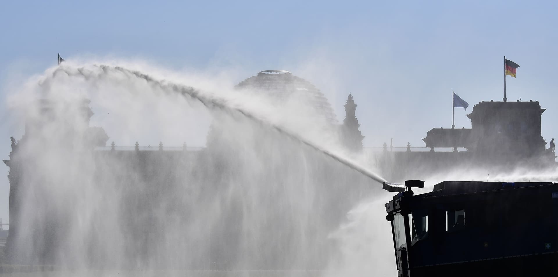 شرطة برلين ترش المياه على حديقة عامة للمساعدة على تلطيف الجو