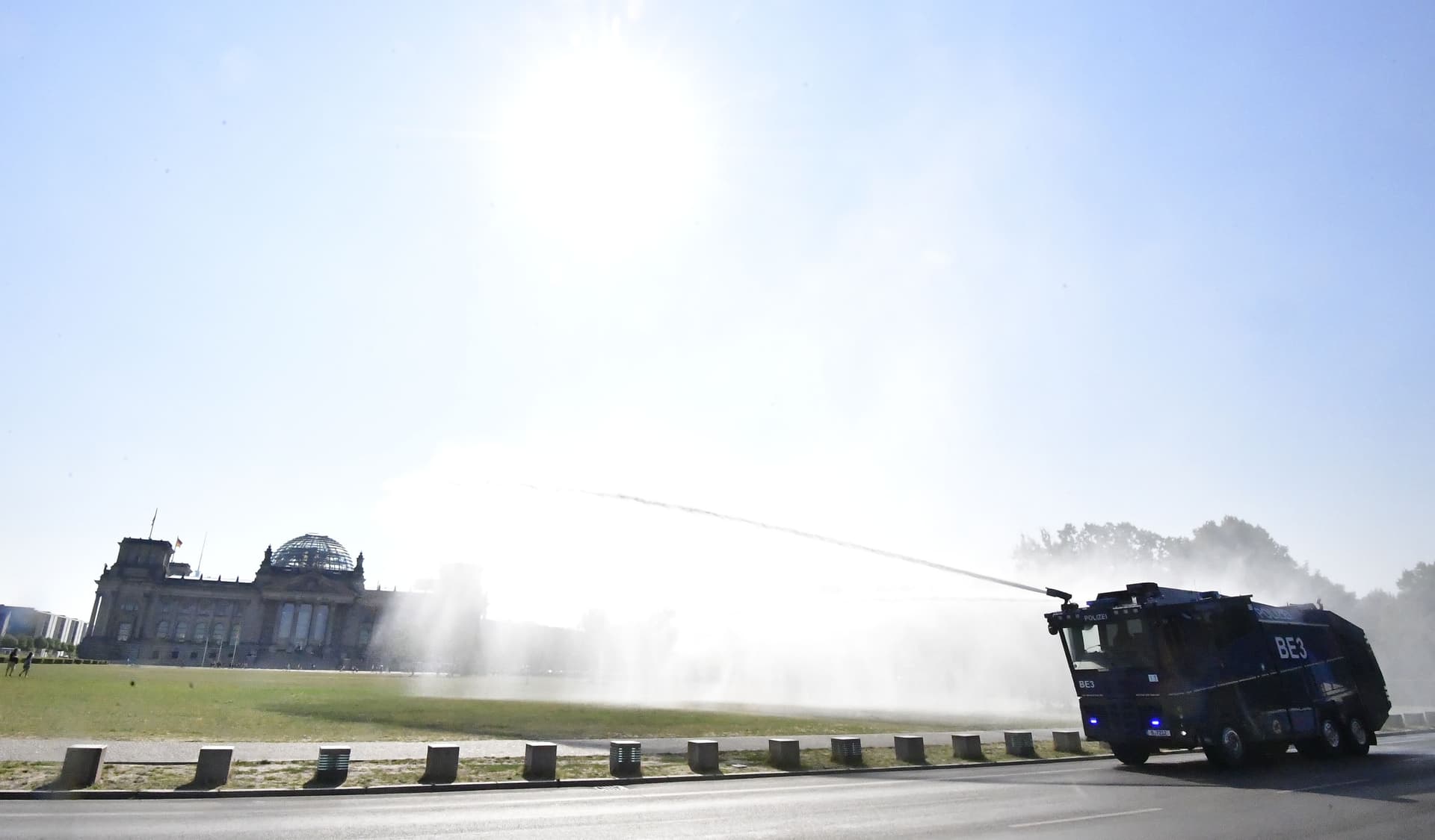 شرطة برلين ترش المياه على حديقة عامة للمساعدة على تلطيف الجو