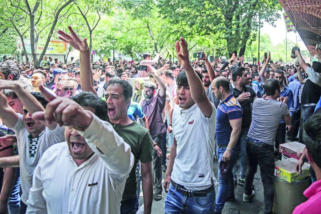 انهيار مدو للعملة الايرانية مع اقتراب العقوبات .. الدولار يقفز إلى 97500 ريـال