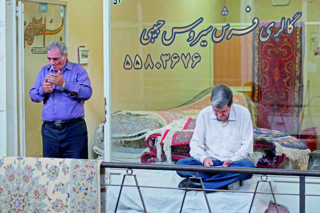 انهيار مدو للعملة الايرانية مع اقتراب العقوبات .. الدولار يقفز إلى 97500 ريـال