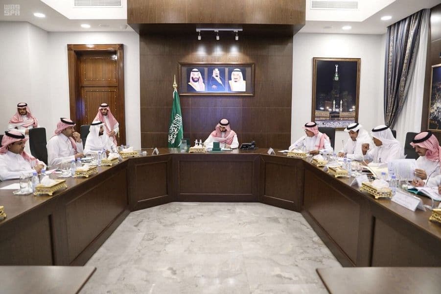 نائب أمير منطقة مكة يناقش آلية الاستفادة من وقف الملك عبدالعزيز لعين العزيزية