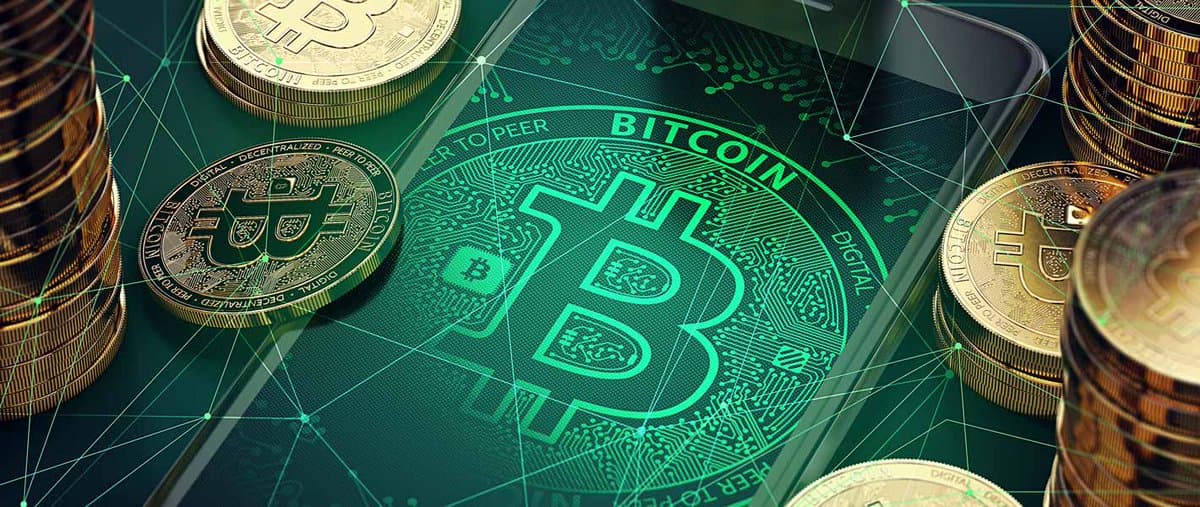 بتكوين تهبط أكثر من 5% وتتراجع لفترة وجيزة عن مستوى 7700 دولار