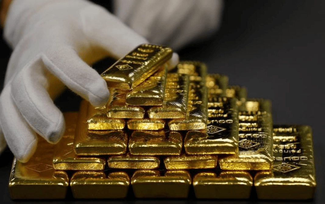 الذهب يقلص خسائره مع تراجع الدولار بعد دخول رسوم أمريكية حيز التنفيذ