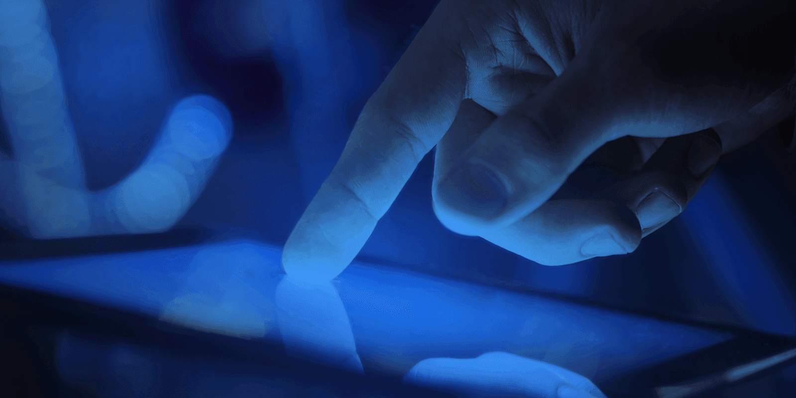 دراسة: ضوء الأجهزة الإلكترونية "سم" فتّاك بالعيون